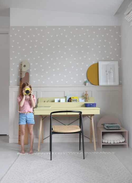 biurko kolor masełkowy w pokoju dziecka