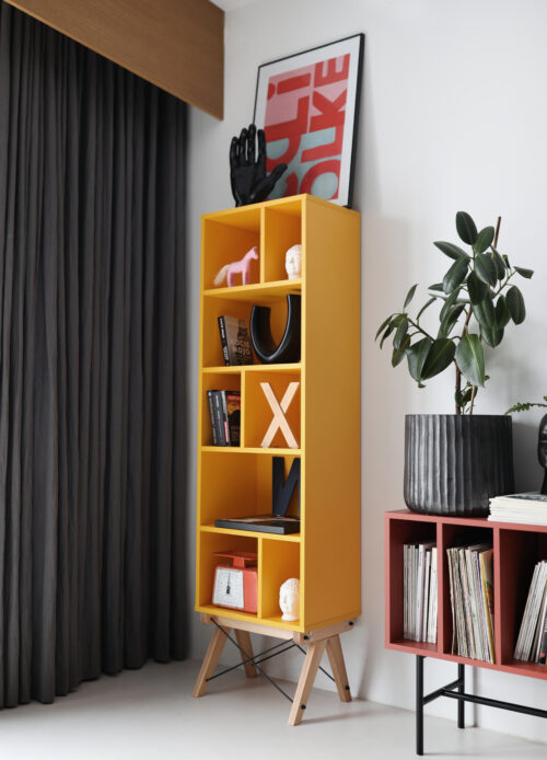 Wąski duży regał z asymetrycznymi szafkami