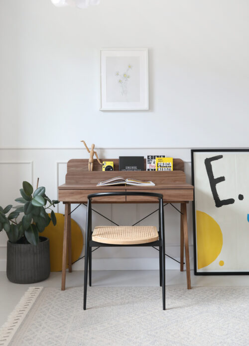 Okazja! Zgrabne biurko z pionową nadstawką kolor orzechowy