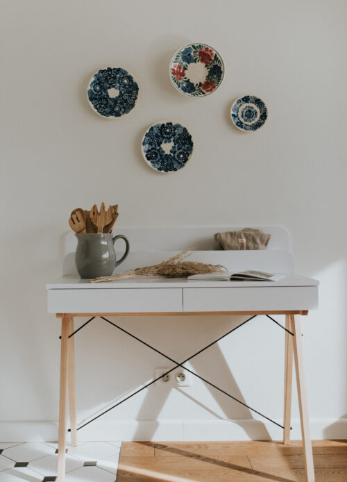 Białe biurko z pionową nadstawką BASIC VERTICAL