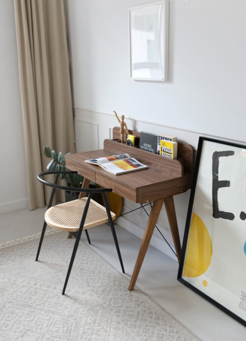 Okazja! Zgrabne biurko z pionową nadstawką kolor orzechowy