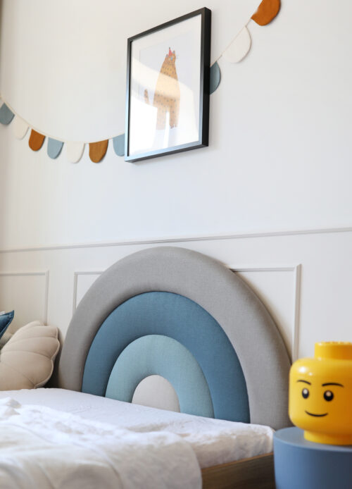 Duże tapicerowane łóżko z niebieską tęczą 120cm