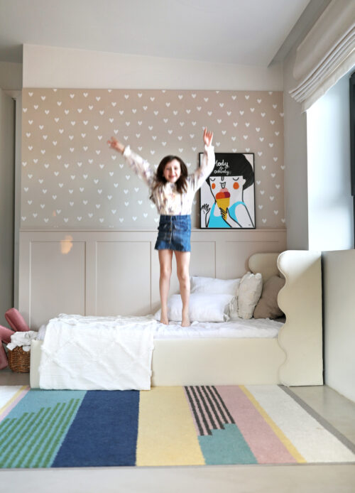 Flow Kids dziecięce łóżko z falowanym zagłówkiem