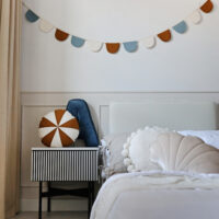 Wyprzedaż! Szafka nocna LINE w kolorze orzechowym, dostępna OD RĘKI