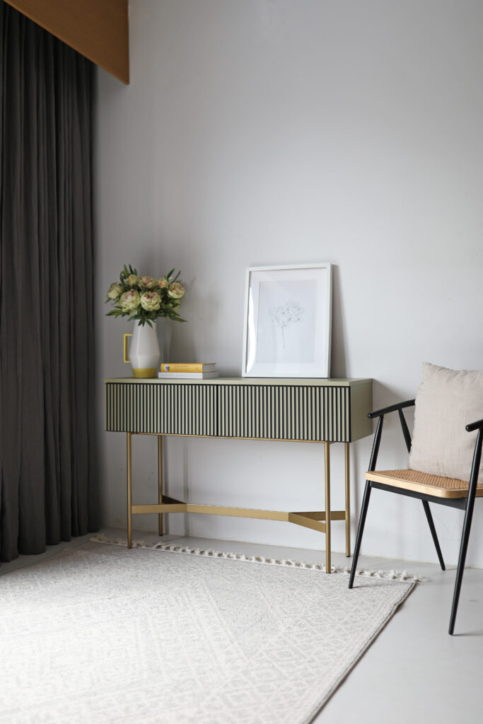 Wyprzedaż! Zielona konsola LINE na złotych nóżkach OD RĘKI