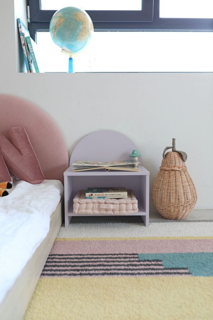 Okazja! Liliowa szafka nocna dziecięca półokrągła PILLE OD RĘKI!