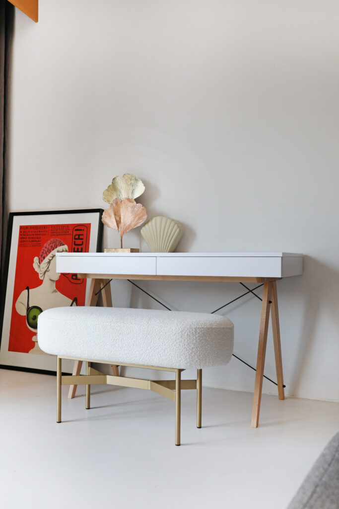 Okazja! Śmietankowa ławka LINE bukle dostępna OD RĘKI!