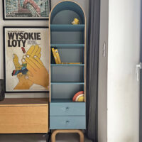 Okazja! Niebieski półokrągły regał FLOW OD RĘKI