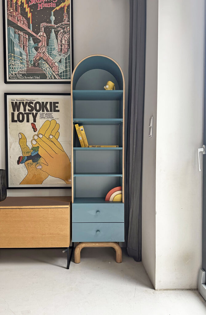 Okazja! Niebieski półokrągły regał FLOW OD RĘKI