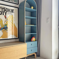 Okazja! Niebieski półokrągły regał FLOW OD RĘKI