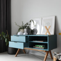 Okazja! Mała biała szafka RTV dostępna OD RĘKI