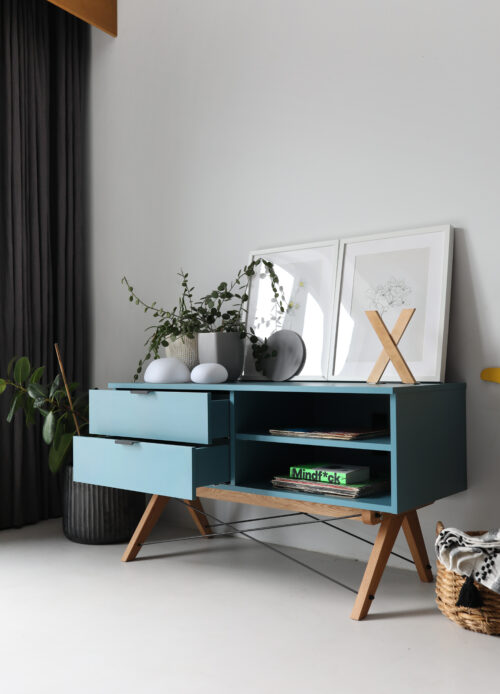 Okazja! Mała biała szafka RTV dostępna OD RĘKI