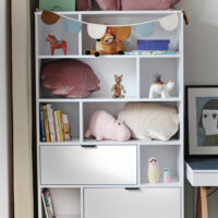 Okazja! Wysoki, biały regał z zamykanymi frontami na stelażu z drewna dębu bielonego dostępny OD RĘKI!