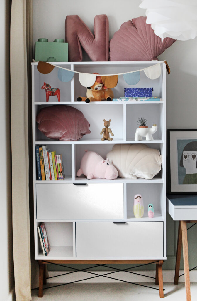 Okazja! Wysoki, biały regał z zamykanymi frontami na stelażu z drewna dębu bielonego dostępny OD RĘKI!