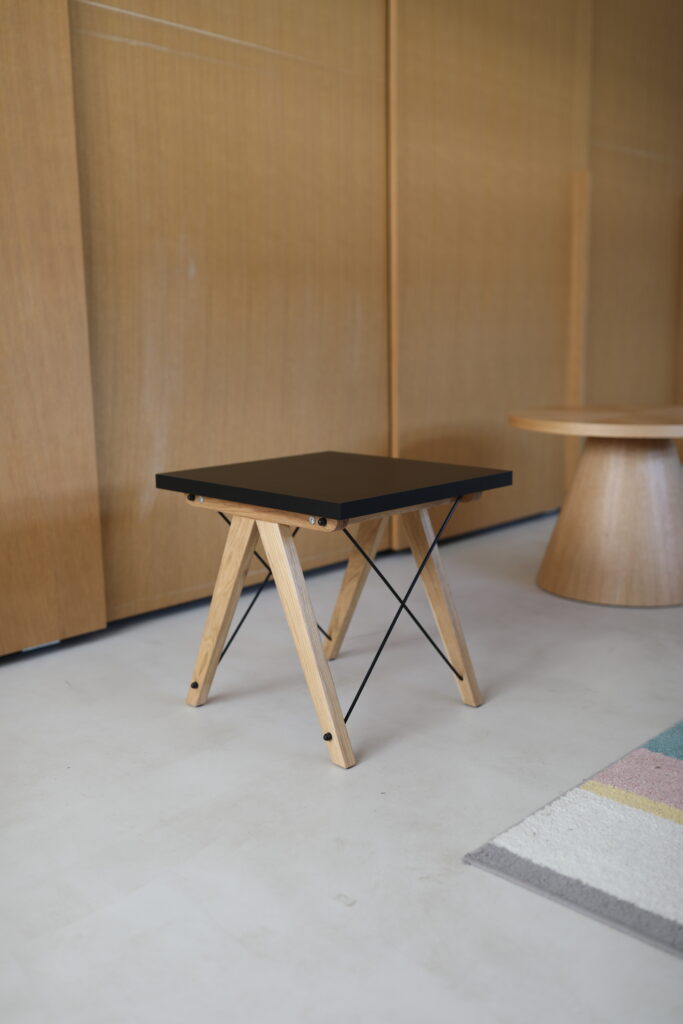 Okazja! Malutki czarny stolik kawowy OD RĘKI