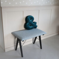 Okazja! Błękitna ławka COMFY na czarnych nogach OD RĘKI