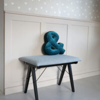 Okazja! Błękitna ławka COMFY na czarnych nogach OD RĘKI