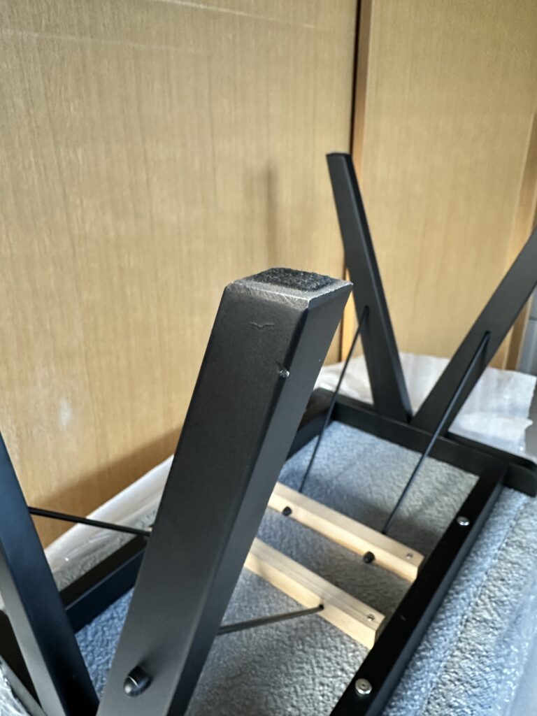 Okazja! Błękitna ławka COMFY na czarnych nogach OD RĘKI