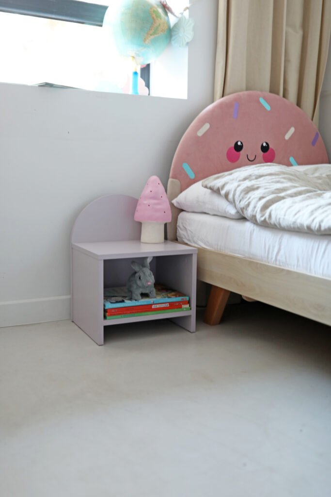 Okazja! Liliowa szafka nocna dziecięca półokrągła PILLE OD RĘKI!