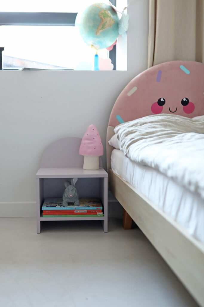 Okazja! Liliowa szafka nocna dziecięca półokrągła PILLE OD RĘKI!