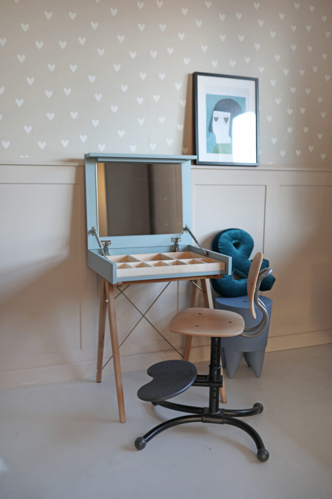 Wyprzedaż! Błękitna toaletka Mini z dużym lustrem, dostępna OD RĘKI