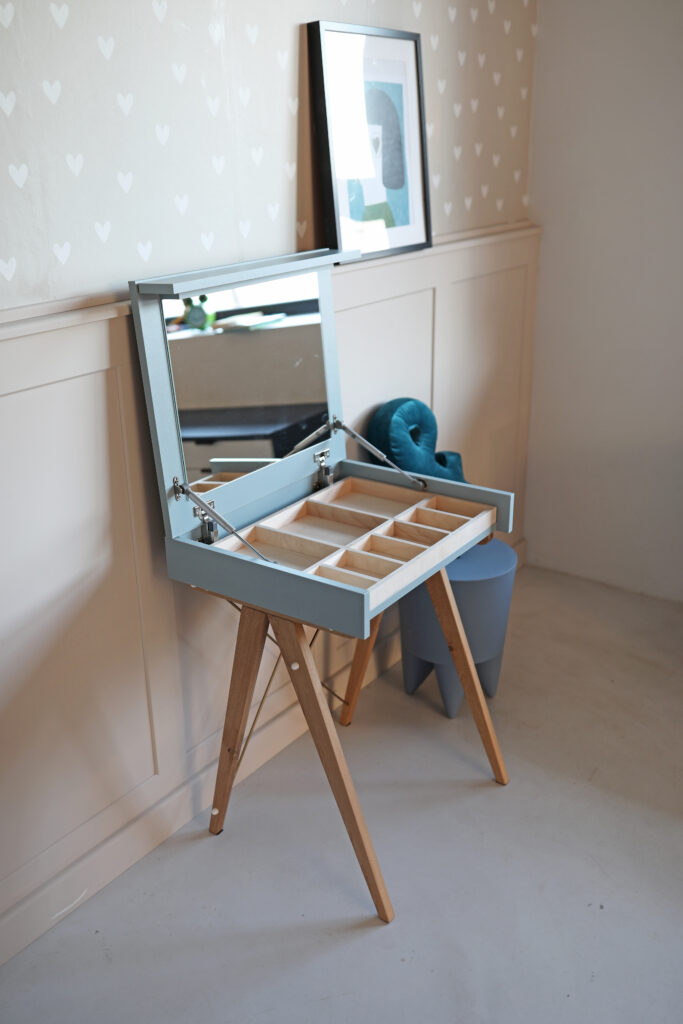 Wyprzedaż! Błękitna toaletka Mini z dużym lustrem, dostępna OD RĘKI