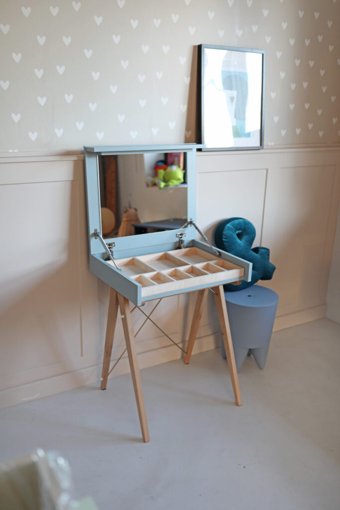 Wyprzedaż! Błękitna toaletka Mini z dużym lustrem, dostępna OD RĘKI