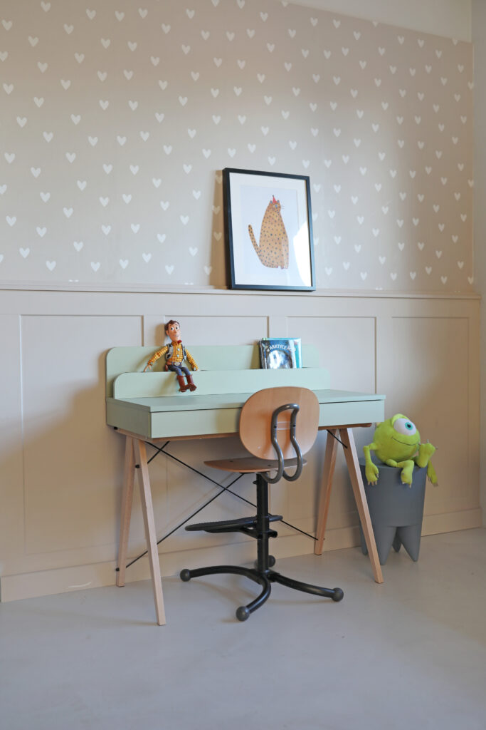 Okazja! Małe pistacjowe biurko z pionową nadstawką