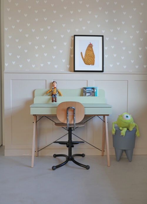 Okazja! Małe pistacjowe biurko z pionową nadstawką