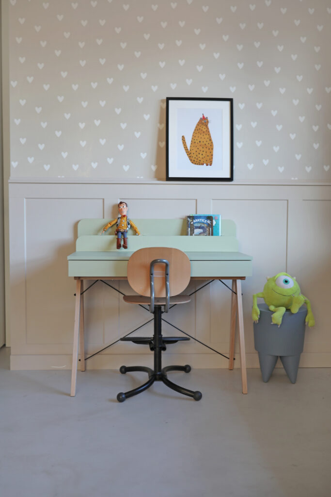 Okazja! Małe pistacjowe biurko z pionową nadstawką