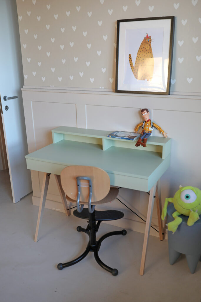 Okazja! Pistacjowe biurko z poziomą nadstawką dostępne OD RĘKI!