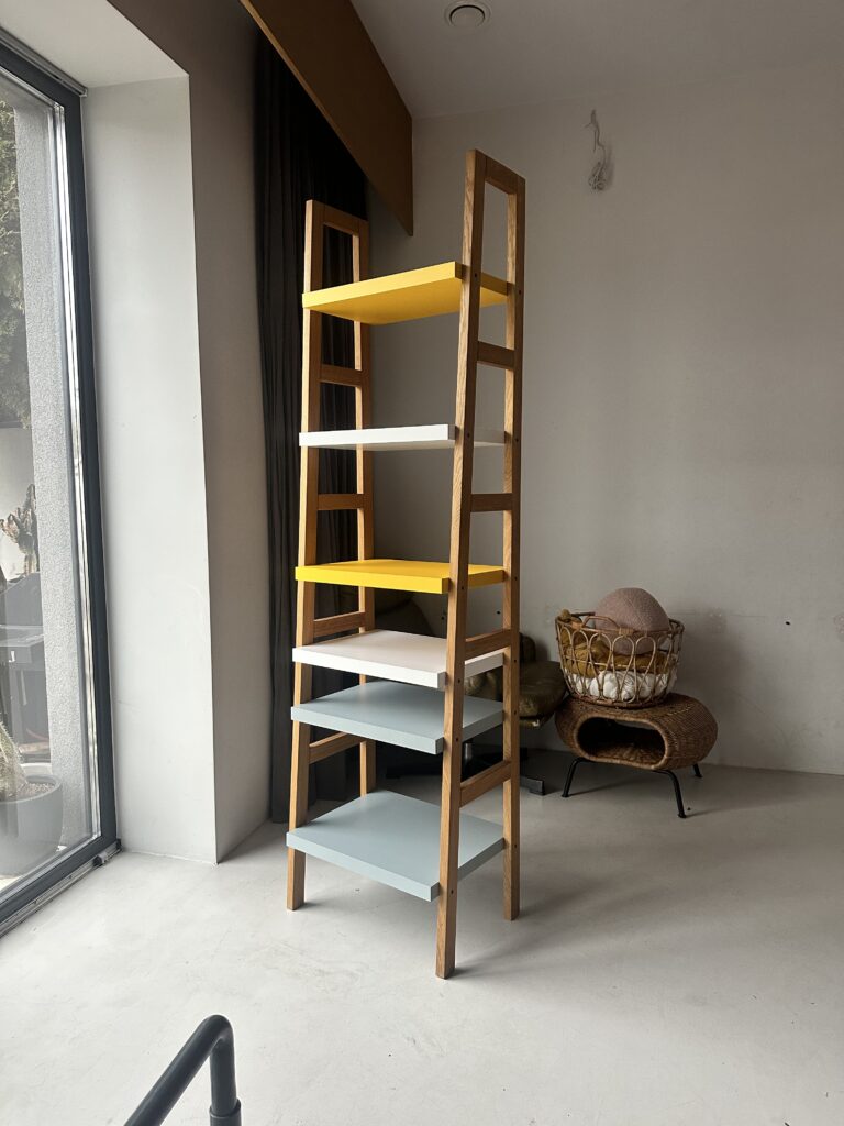 Okazja! Wysoki kolorowy regał drabinkowy RUBBER OD RĘKI