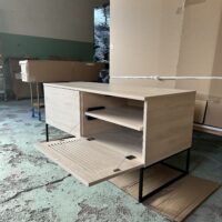 Okazja! Zgrabna szafka telewizyjna LOFTA w kolorze bukowym OD RĘKI