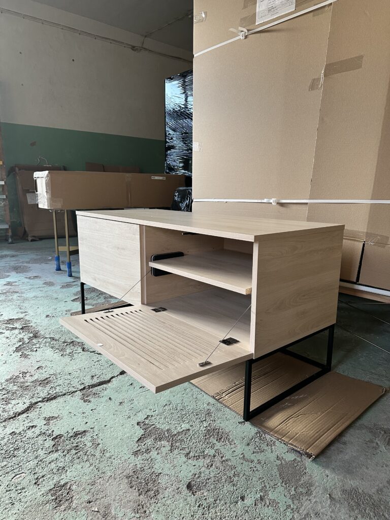 Okazja! Zgrabna szafka telewizyjna LOFTA w kolorze bukowym OD RĘKI