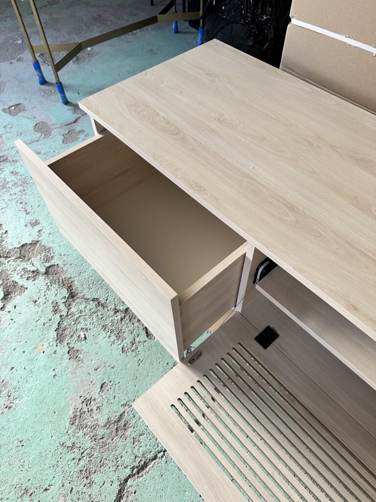 Okazja! Zgrabna szafka telewizyjna LOFTA w kolorze bukowym OD RĘKI