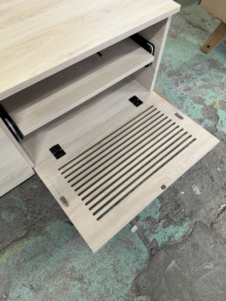 Okazja! Zgrabna szafka telewizyjna LOFTA w kolorze bukowym OD RĘKI