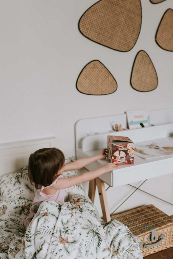 Białe biurko z pionową nadstawką BASIC VERTICAL