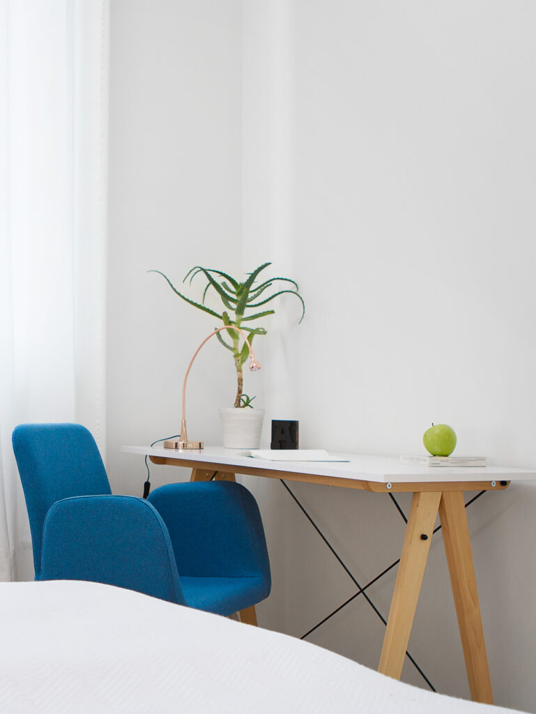 Białe biurko minimalistyczne SLIM