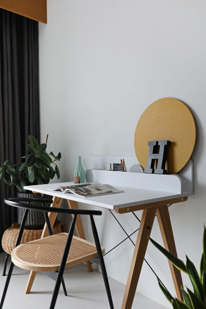 Białe biurko SLIM+ VERTICAL z pionową nadstawką