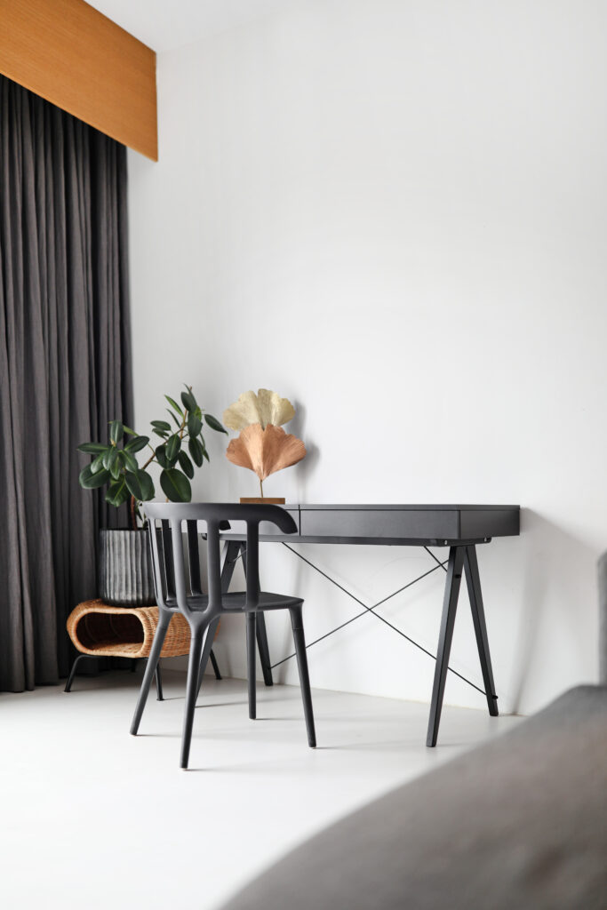 Czarne biurko dla dziecka BASIC