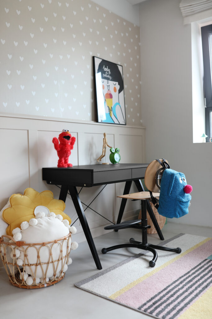 Czarne biurko dla dziecka BASIC