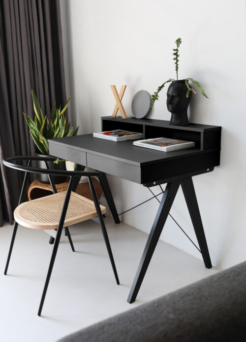 CZARNE BIURKO NA DREWNIANYCH NOGACH